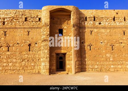 Eintritt zum Wüstenschloss Qasr Kharana, Al Kharaneh in der Nähe von Amman, Jordanien. Erbaut im 8.. Jahrhundert, verwendet als Caravanserai Stockfoto