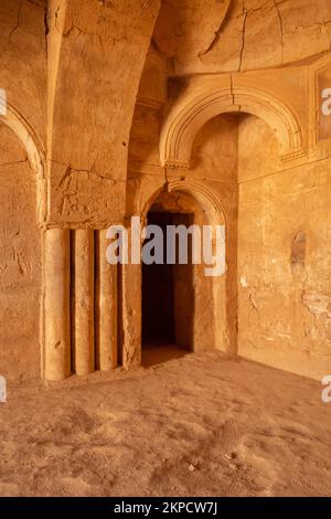 Das Innere des Wüstenschlosses Qasr Kharana, Al Kharaneh in der Nähe von Amman, Jordanien. Erbaut im 8.. Jahrhundert, verwendet als Caravanserai Stockfoto