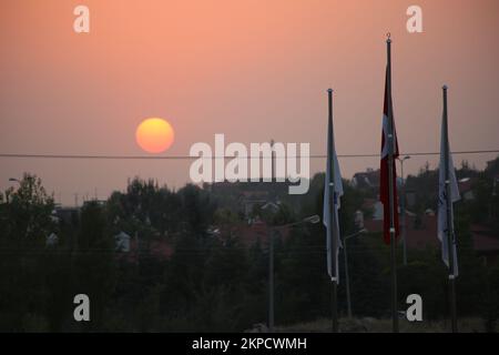 Flaggen und Sonnenuntergang an einem Sommertag Stockfoto