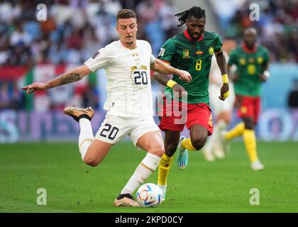 Al-Wakrah, Katar. 28.. November 2022. Sergej Milinkovic-Savic aus Serbien und Andre-Frank Zambo Anguissa aus Kamerun während des FIFA-Weltmeisterschaftsspiels 2022 in Katar, Gruppe G, zwischen Kamerun und Serbien, spielten am 28. November 2022 im Al Janoub-Stadion in Al Wakrah, Katar. (Foto: Bagu Blanco/PRESSIN) Kredit: PRESSINPHOTO SPORTS AGENCY/Alamy Live News Stockfoto