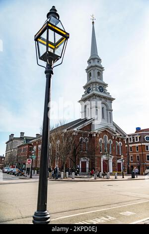 Die Old North Church von Portsmouth am Market Square befindet sich nach einem Schneesturm über Nacht im Stadtzentrum Stockfoto