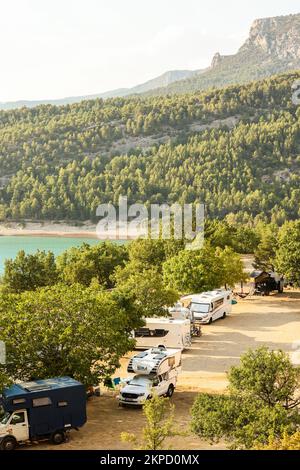 Camping le Galetas, Pont du Galetas, Plage du Galetas, Lac de Sainte Croix, Parc naturel Regional du Verdon, Verdon Gorge, die Verdon Gorge ist ein Flussschlucht in der Region Provence-Alpes-Côte d'Azur im Südosten Frankreichs. Die Gorges du Verdon, der größte Canyon Europas. Die Gorges du Verdon, ein absolutes muss in der Provence, Frankreich und Europa, erwarten Sie und versprechen unvergessliche Erinnerungen! Gilt als französischer „Grand Canyon“. Er ist etwa 25 km lang und bis zu 700 Meter tief. August, Hitzewelle, Sommer, Dürre, trocken, Flussbett, Flussbett, Europa, europäisch Stockfoto