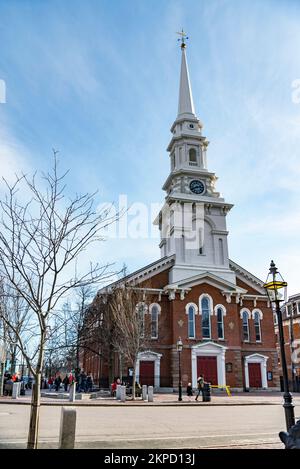 Die Old North Church von Portsmouth am Market Square befindet sich nach einem Schneesturm über Nacht im Stadtzentrum Stockfoto