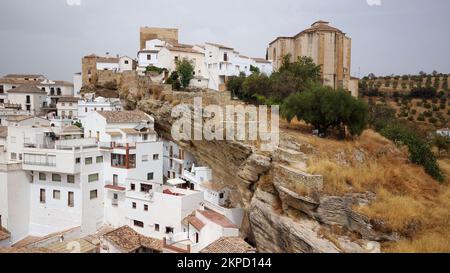 Aus der Vogelperspektive sehen Sie das Dorf Setenil de las Bodegas, bekannt für seine weiß getünchten Häuser in den umliegenden Klippen. Touristisches Reiseziel. Stockfoto