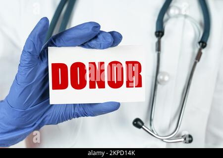 Medizinisches Konzept. Der Arzt hat eine Visitenkarte, auf der steht: SPENDER Stockfoto