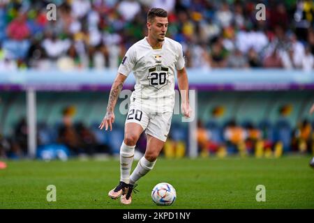 Al-Wakrah, Katar. 28.. November 2022. AL WAKRAH, KATAR - NOVEMBER 28: Sergej Milinkovic-Savic von Serbien spielt mit dem Ball während des Spiels Gruppe G - FIFA Weltmeisterschaft Katar 2022 zwischen Kamerun und Serbien im Al Janoub Stadion am 28. November 2022 in Al Wakrah, Katar (Foto: Pablo Morano/BSR Agency) Guthaben: BSR Agency/Alamy Live News Stockfoto