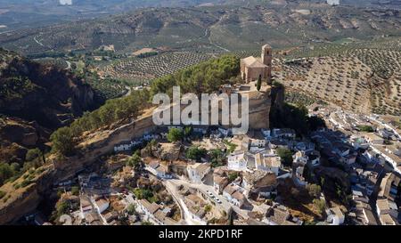Luftaufnahme des weißen Dorfes Montefrio, das als eine der besten Aussichten von National Geographic der Welt gilt. Touristisches Reiseziel Stockfoto