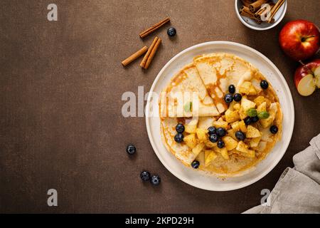 Crepes mit karamellisierten Zimtäpfeln, Draufsicht Stockfoto