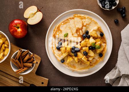 Crepes mit karamellisierten Zimtäpfeln, Draufsicht Stockfoto