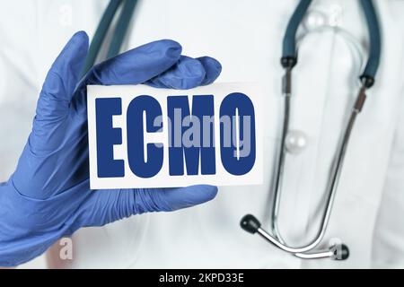 Medizinisches Konzept. Der Arzt hat eine Visitenkarte, auf der steht: ECMO Stockfoto