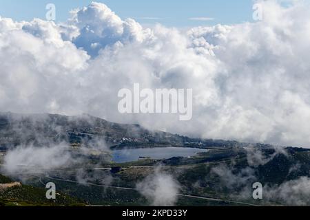 Blick über die Landschaft der Serra da Estrela mit einem See und Häusern. Höchster Berg des kontinentalen Portugals. Reisen um die Welt. Stockfoto