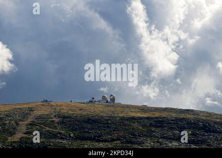 Blick über die Landschaft der Serra da Estrela, dem höchsten Berg des kontinentalen Portugals. Malerische Straßen mit fantastischen Aussichtspunkten. Reisen um die Welt. Stockfoto