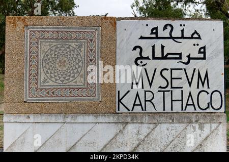 Ein Schild markiert den Weg zum Karthago National Museum in Tunesien. Unesco-Weltkulturerbe. Archäologische Stätte Karthago. Ort der Geschichte. Stockfoto