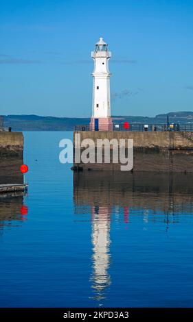 Newhaven, Leith, Edinburgh, Schottland, Großbritannien. 28.. November 2022 Ruhig mit klarem blauen Himmel über Firth of Forth und dem Leuchtturm mit der Küste von Fife im Hintergrund. Die Temperatur beträgt 9 Grad Celsius. Arch White/alamy Live News. Stockfoto