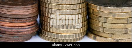 Panorama einer Vielzahl von Münzstapeln, die in der Europäischen Union verwendet werden. Hintergrund für euro-Cent-Münzen. Stockfoto