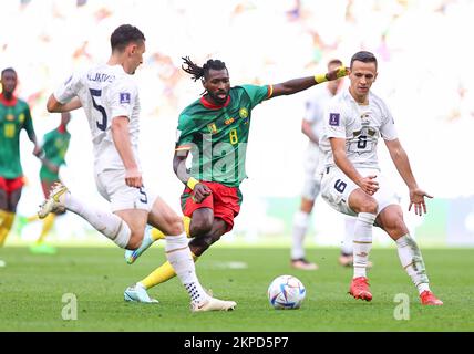Al-Wakrah, Katar. 28.. November 2022. Andre-Frank Zambo Anguissa (C) aus Kamerun kämpft während des Group-G-Spiels zwischen Serbien und Kamerun bei der FIFA-Weltmeisterschaft 2022 im Al Janoub Stadion in Al Wakrah, Katar, am 28. November 2022 um den Ball. Kredit: Ding Xu/Xinhua/Alamy Live News Stockfoto