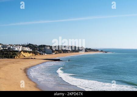 Wunderschöner Strand in Albufeira. Penedo Beach im Süden Portugals, Algarve. Stockfoto