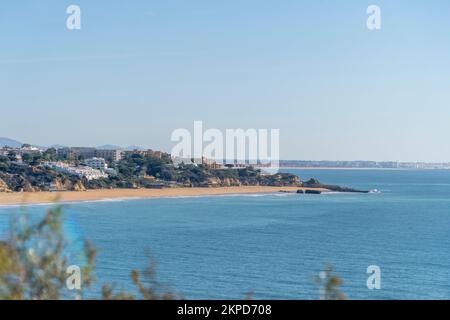 Wunderschöner Strand in Albufeira. Fischerstrand im Süden Portugals, Algarve. Stockfoto