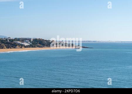 Wunderschöner Strand in Albufeira. Fischerstrand im Süden Portugals, Algarve. Stockfoto