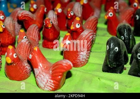 Die Puppen sind wie alle anderen Polymer-Ton-Figuren auf einem Drahtmodell geformt, das als Geschenk in Folie eingewickelt ist Stockfoto