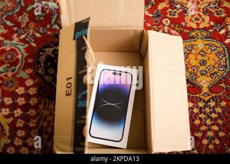 Paris, Frankreich – 29. September 2022: Das neueste Apple Computers iPhone 14 Pro von Apple Computers im Amazon Prime Pappkarton – Auspacken von Geschenken Stockfoto