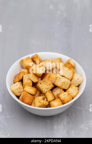 Knusprige, trockene Würfel Weißbrot in einer weißen Schüssel Stockfoto