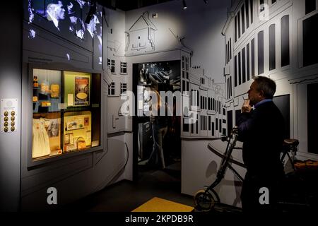 Amsterdam, Niederlande. 28.. November 2022. AMSTERDAM - Pressebesichtigung vor der Wiedereröffnung des Amsterdamer Widerstandsmuseums. Das Museum, in dem neue historische Einblicke und ein zeitgenössischerer Museumsansatz zu einem integrativeren Ausstellungsdesign geführt haben, wird am 1. Dezember von Prinzessin Margriet wiedereröffnet. ANP ROBIN VAN LONKHUIJSEN niederlande Out - belgien Out Credit: ANP/Alamy Live News Stockfoto