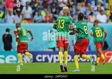 Doha, Katar. 28.. November 2022. Eric Maxim Choupo-Moting aus Kamerun feiert sein Tor mit Andre-Frank Zambo Anguissa während des Spiels zwischen Kamerun und Serbien für die 2.. Runde der Gruppe G der FIFA-Weltmeisterschaft Katar 2022 im Al Janoub Stadion am Montag 28. 30761 (Heuler Andrey/SPP) Kredit: SPP Sport Press Photo. Alamy Live News Stockfoto