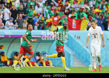 Doha, Katar. 28.. November 2022. Vincent Aboubakar aus Kamerun feiert sein Tor mit Pierre Kunde während des Spiels zwischen Kamerun und Serbien für die 2.. Runde der Gruppe G der FIFA-Weltmeisterschaft Katar 2022, Al Janoub Stadion diesen Montag 28. 30761 (Heuler Andrey/SPP) Kredit: SPP Sport Press Photo. Alamy Live News Stockfoto