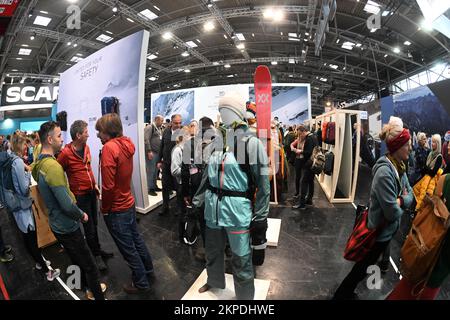 München, Deutschland. 28.. November 2022. Zu Beginn der Sportmesse ISPO gehen Besucher durch die Messehallen der Messe München. Kredit: Felix Hörhager/dpa/Alamy Live News Stockfoto