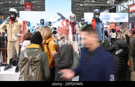 München, Deutschland. 28.. November 2022. Zu Beginn der Sportmesse ISPO gehen Besucher durch die Messehallen der Messe München. Kredit: Felix Hörhager/dpa/Alamy Live News Stockfoto