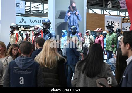 München, Deutschland. 28.. November 2022. Zu Beginn der Sportmesse ISPO gehen Besucher durch die Messehallen der Messe München. Kredit: Felix Hörhager/dpa/Alamy Live News Stockfoto