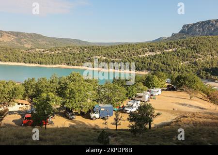 Camping le Galetas, Pont du Galetas, Plage du Galetas, Lac de Sainte Croix, Parc naturel Regional du Verdon, Verdon Gorge, die Verdon Gorge ist ein Flussschlucht in der Region Provence-Alpes-Côte d'Azur im Südosten Frankreichs. Die Gorges du Verdon, der größte Canyon Europas. Die Gorges du Verdon, ein absolutes muss in der Provence, Frankreich und Europa, erwarten Sie und versprechen unvergessliche Erinnerungen! Gilt als französischer „Grand Canyon“. Er ist etwa 25 km lang und bis zu 700 Meter tief. August, Hitzewelle, Sommer, Dürre, trocken, Flussbett, Flussbett, Europa, europäisch Stockfoto