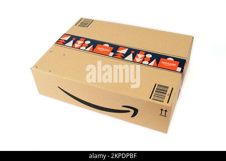 USA, Jahrgang 2022, typischer Amazon Prime Karton für den Online-Handel auf weißem Hintergrund Stockfoto