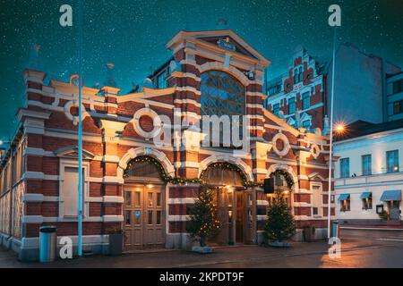 Helsinki, Finnland. Leuchtend Blauer Sternenhimmel Über Der Alten Markthalle Vanha Kauppahalli Im Stadtzentrum Bei Beleuchtung Bei Abend- Oder Nachtbeleuchtung. Berühmt Stockfoto