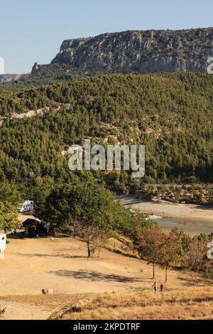 Camping le Galetas, Pont du Galetas, Plage du Galetas, Lac de Sainte Croix, Parc naturel Regional du Verdon, Verdon Gorge, die Verdon Gorge ist ein Flussschlucht in der Region Provence-Alpes-Côte d'Azur im Südosten Frankreichs. Die Gorges du Verdon, der größte Canyon Europas. Die Gorges du Verdon, ein absolutes muss in der Provence, Frankreich und Europa, erwarten Sie und versprechen unvergessliche Erinnerungen! Gilt als französischer „Grand Canyon“. Er ist etwa 25 km lang und bis zu 700 Meter tief. August, Hitzewelle, Sommer, Dürre, trocken, Flussbett, Flussbett, Europa, europäisch Stockfoto