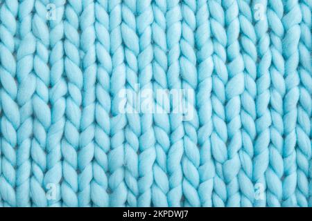 Nahaufnahme über der Ansicht des hellblauen Wollgestrickwollhintergrunds. Stockfoto