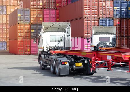 Industrielogistik und LKW-Transport auf Containerhöfen für Logistik- und Frachtunternehmen. Stockfoto