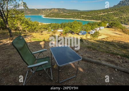 Camping le Galetas, Pont du Galetas, Plage du Galetas, Lac de Sainte Croix, Parc naturel Regional du Verdon, Verdon Gorge, die Verdon Gorge ist ein Flussschlucht in der Region Provence-Alpes-Côte d'Azur im Südosten Frankreichs. Die Gorges du Verdon, der größte Canyon Europas. Die Gorges du Verdon, ein absolutes muss in der Provence, Frankreich und Europa, erwarten Sie und versprechen unvergessliche Erinnerungen! Gilt als französischer „Grand Canyon“. Er ist etwa 25 km lang und bis zu 700 Meter tief. August, Hitzewelle, Sommer, Dürre, trocken, Flussbett, Flussbett, Europa, europäisch Stockfoto