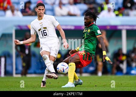 Al-Wakrah, Katar. 28.. November 2022. AL WAKRAH, KATAR - 28. NOVEMBER: Sasa Lukic von Serbien kämpft um den Ball mit Andre Frank Zambo Anguissa von Kamerun während des Spiels Gruppe G - FIFA Weltmeisterschaft Katar 2022 zwischen Kamerun und Serbien im Al Janoub Stadion am 28. November 2022 in Al Wakrah, Katar (Foto: Pablo Morano/BSR Agency) Kredit: BSR Agency/Alamy Live News Stockfoto