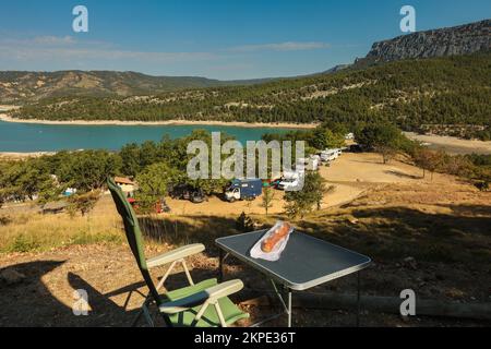 Camping le Galetas, Pont du Galetas, Plage du Galetas, Lac de Sainte Croix, Parc naturel Regional du Verdon, Verdon Gorge, die Verdon Gorge ist ein Flussschlucht in der Region Provence-Alpes-Côte d'Azur im Südosten Frankreichs. Die Gorges du Verdon, der größte Canyon Europas. Die Gorges du Verdon, ein absolutes muss in der Provence, Frankreich und Europa, erwarten Sie und versprechen unvergessliche Erinnerungen! Gilt als französischer „Grand Canyon“. Er ist etwa 25 km lang und bis zu 700 Meter tief. August, Hitzewelle, Sommer, Dürre, trocken, Flussbett, Flussbett, Europa, europäisch Stockfoto