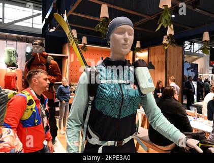 München, Deutschland. 28.. November 2022. Besucher sehen sich auf der Sportmesse ISPO an der Messe München am Stand des Steinsackherstellers Deuter um. Kredit: Felix Hörhager/dpa/Alamy Live News Stockfoto