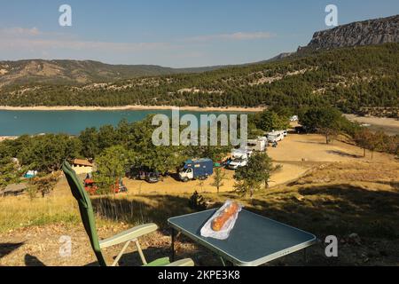 Camping le Galetas, Pont du Galetas, Plage du Galetas, Lac de Sainte Croix, Parc naturel Regional du Verdon, Verdon Gorge, die Verdon Gorge ist ein Flussschlucht in der Region Provence-Alpes-Côte d'Azur im Südosten Frankreichs. Die Gorges du Verdon, der größte Canyon Europas. Die Gorges du Verdon, ein absolutes muss in der Provence, Frankreich und Europa, erwarten Sie und versprechen unvergessliche Erinnerungen! Gilt als französischer „Grand Canyon“. Er ist etwa 25 km lang und bis zu 700 Meter tief. August, Hitzewelle, Sommer, Dürre, trocken, Flussbett, Flussbett, Europa, europäisch Stockfoto