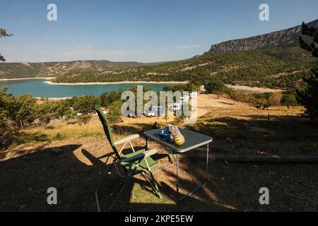 Camping le Galetas, Pont du Galetas, Plage du Galetas, Lac de Sainte Croix, Parc naturel Regional du Verdon, Verdon Gorge, die Verdon Gorge ist ein Flussschlucht in der Region Provence-Alpes-Côte d'Azur im Südosten Frankreichs. Die Gorges du Verdon, der größte Canyon Europas. Die Gorges du Verdon, ein absolutes muss in der Provence, Frankreich und Europa, erwarten Sie und versprechen unvergessliche Erinnerungen! Gilt als französischer „Grand Canyon“. Er ist etwa 25 km lang und bis zu 700 Meter tief. August, Hitzewelle, Sommer, Dürre, trocken, Flussbett, Flussbett, Europa, europäisch Stockfoto