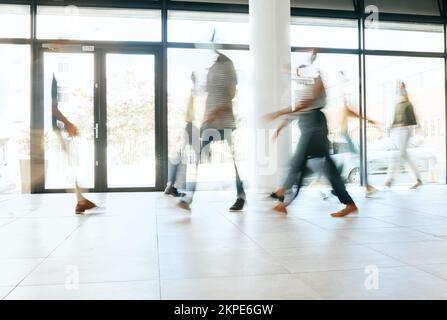 Bewegungsunschärfe, geschäftige Büro- und Geschäftsleute, die am Arbeitsplatz, in einem Startup-Unternehmen oder in einer Agentur unterwegs sind, sich bewegen oder sich schnell bewegen. Gruppe von Arbeitern, Menge und Stockfoto