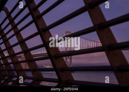 Oakland Bay Bridge California durch das Geländer von Pier 14 Stockfoto