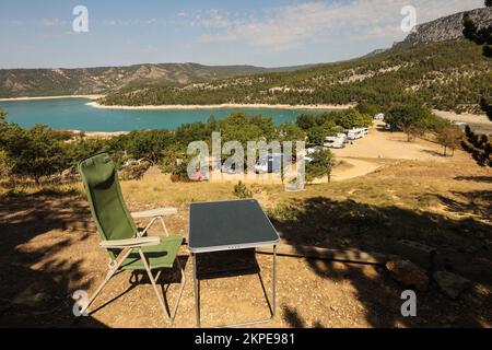 Camping le Galetas, Pont du Galetas, Plage du Galetas, Lac de Sainte Croix, Parc naturel Regional du Verdon, Verdon Gorge, die Verdon Gorge ist ein Flussschlucht in der Region Provence-Alpes-Côte d'Azur im Südosten Frankreichs. Die Gorges du Verdon, der größte Canyon Europas. Die Gorges du Verdon, ein absolutes muss in der Provence, Frankreich und Europa, erwarten Sie und versprechen unvergessliche Erinnerungen! Gilt als französischer „Grand Canyon“. Er ist etwa 25 km lang und bis zu 700 Meter tief. August, Hitzewelle, Sommer, Dürre, trocken, Flussbett, Flussbett, Europa, europäisch Stockfoto