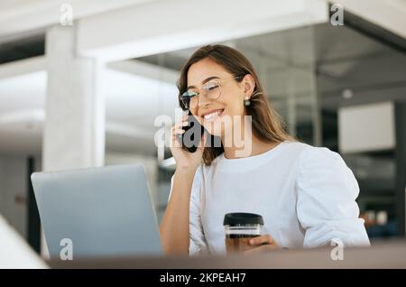 Kaffee, Laptop oder Geschäftsfrau, die telefonisch mit uns kommuniziert, uns kontaktiert oder im Büro vernetzt. Lächeln, glücklich oder Mitarbeiter mit erfolgreichem Geschäft Stockfoto