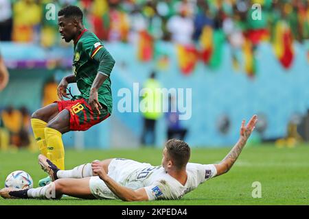 Al-Wakrah, Katar. 28.. November 2022; Al Janoub Stadion, Al Wakrah, Katar; FIFA Fußball-Weltmeisterschaft, Kamerun gegen Serbien; Martin Hongla von Kamerun fordert den Ball mit Sergej Milinkovic-Savic von Serbien. Credit: Action Plus Sports Images/Alamy Live News Stockfoto