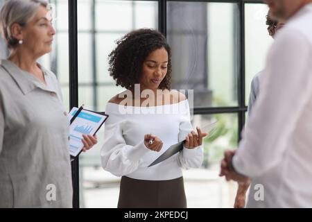 Gespräch zwischen Managern und Mitarbeitern im Büro Stockfoto